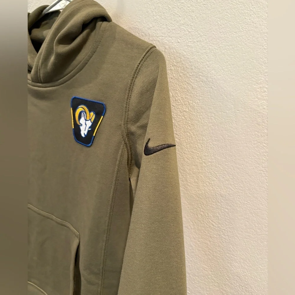 Youth Nike Olive Los Angeles Rams 2025 Salute to Service Club Fleece Hoodie